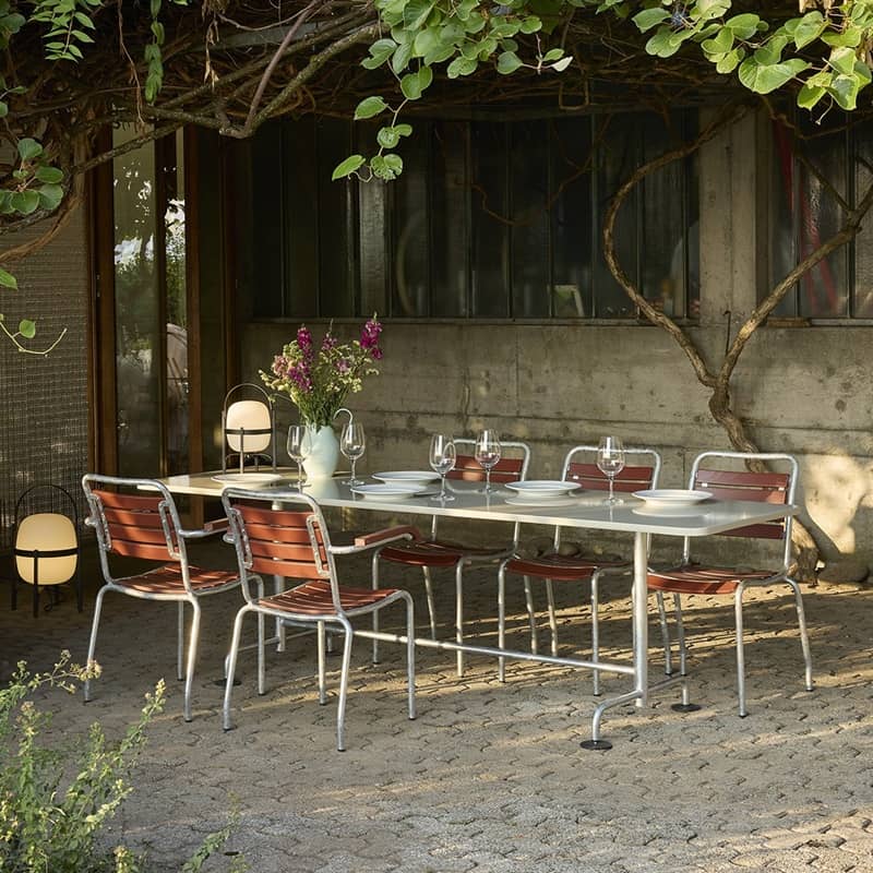 Ein Gartenarrangement mit Gartentisch und Stühlen von Atelier Alinea